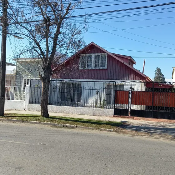 Amplia Casa Con Excelente Ubicación, Venta Directa.