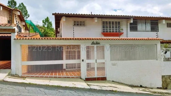 Hermosa Y Amplia Casa En Venta. Urb. Alto Prado.
