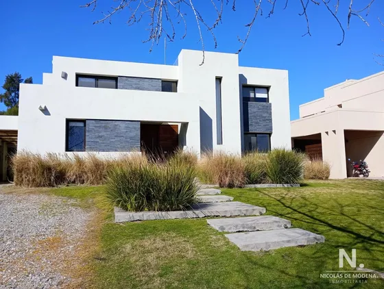 Casa De 4 Dormitorios En Lomas De La Tahona 