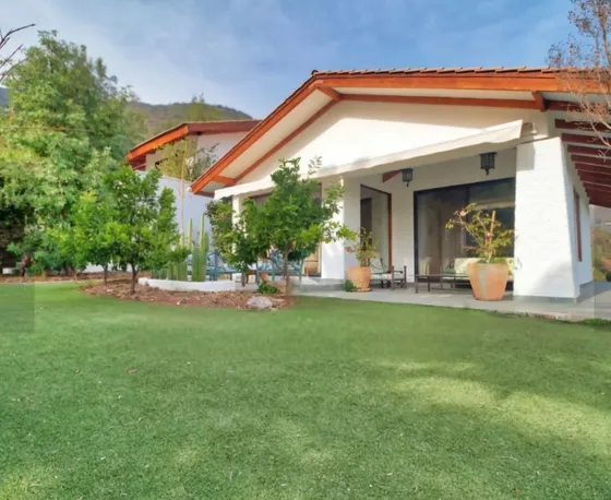 Casa En Venta Con 450 M2, Lo Barnechea. 