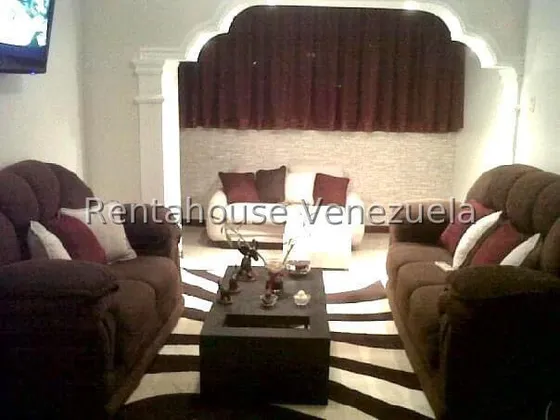 Maribel Morillo Asesor Inmobiliario De Rentahouse Vende Conservado Y Comodo Apartamento; De 95m2 Con 3 Hab. Y 2 Baños; Conjunto Privado Con Vigilancia; Condominio Arcas De Norte; Este De Barquisimeto