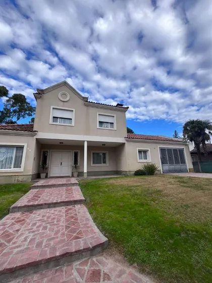 Casa En Venta De 4 Dormitorios C/ Cochera En Patagonia
