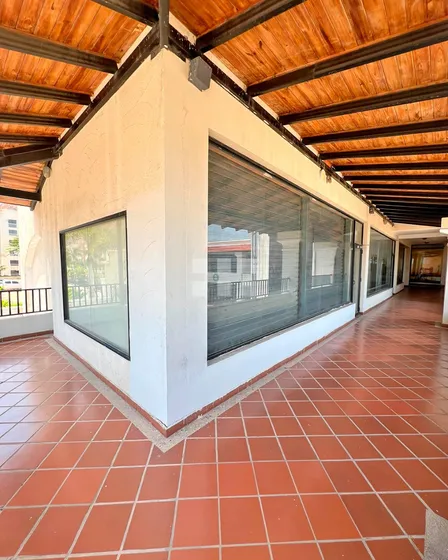 Local Comercial En Av La Costanera Nueva Barcelona