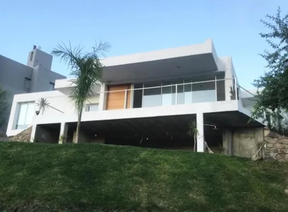 Casa En Venta - 2 Dormitorios 3 Baños - Córdoba