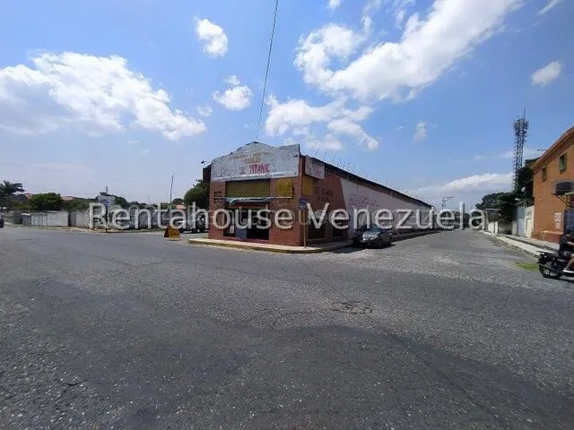 Galpon En Alquiler En Cabudare La Mata Con Una Superficie De 720m2 A Pie De Calle Facil Acceso Óptimas Condiciones! Cod 25 6856 Comunicate Soy Gabi Irastorza                                           