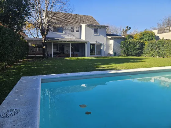 Impecable Casa En Barrio Privado La Chacra