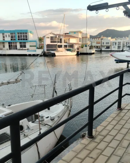 Re/max Líder- Ofrece En Venta.  Casa Bote A  Para Remodelar 