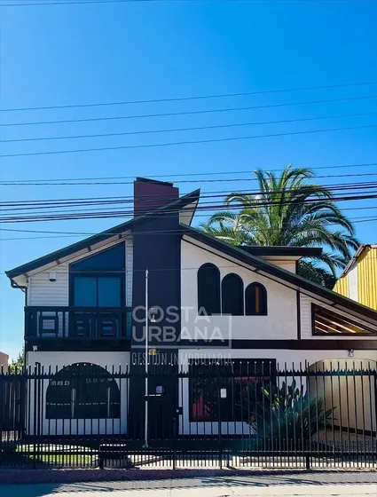 Casa Céntrica Con Amplio Patio En Quilpué.