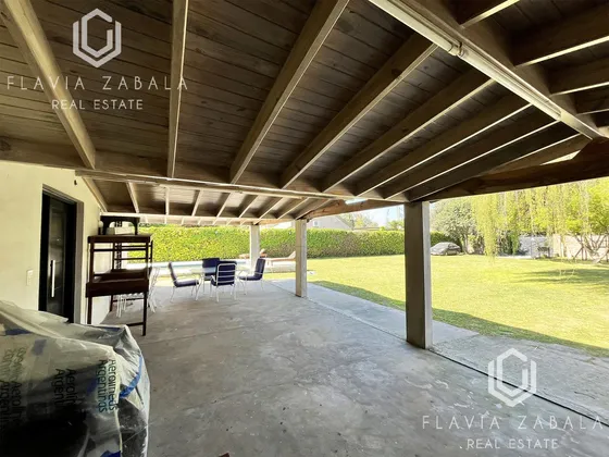 Venta Casa Quinta Cuatro Ambientes Con Pileta Y Jardín En Marcos Paz
