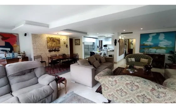 Se Vende Pb 360m2 3h/4b/2pe Los Samanes 4279