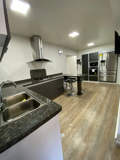 Cumbres De Curumo/ Apto/ Alquiler/ 148 M2/ 3hab+hab Serv/ 2 B+1 Baño De Serv/ 2p/ 1m