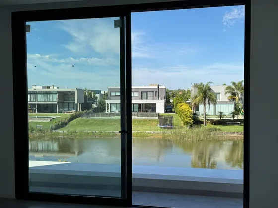 Casa A La Laguna En Venta En Cantón Islas - 4 Amb
