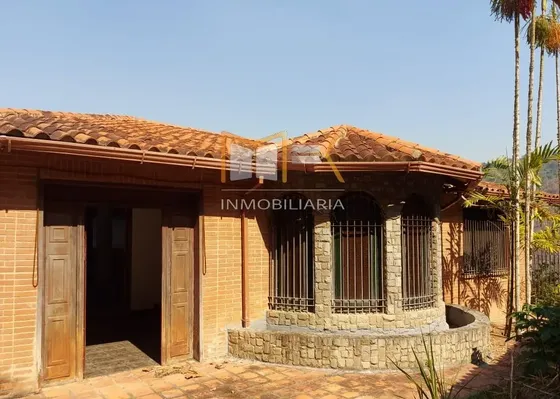 En Venta Quinta Urbanización Karimao Country, Cerca De Parque Caiza, Caracas
