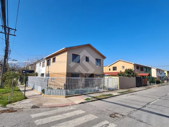 Casa En Venta De 5 Dorm. En San Joaquín