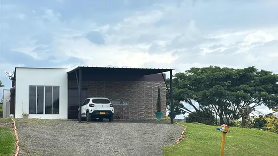 Casa Campestre Vía Alcalá Sector El Gurrio Cond Llano Verde