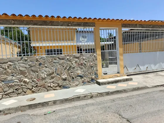 Gb-22 Vendo Casa En San Joaquín Estado Carabobo Sector El Remate Primeras Calles Del Sector, Cerca De La Av Principal Cuenta Con 3 Habitaciones, 1 Baño, Sala, Comedor, Cocina, Patio Cerrado