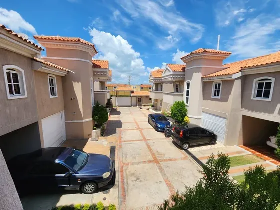 Lujoso Townhouse Con  Piscina