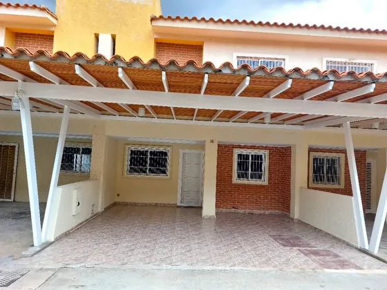 Leandro Araque Inzitu Realtors Vende Town House Ubicado En San Diego. ¡espacioso, Lleno De Luz Y Con Acabados De Primera! Perfecto Para Vivir O Invertir. ¡hazlo Tuyo Hoy Mismo!   ¡baja De Precio!   