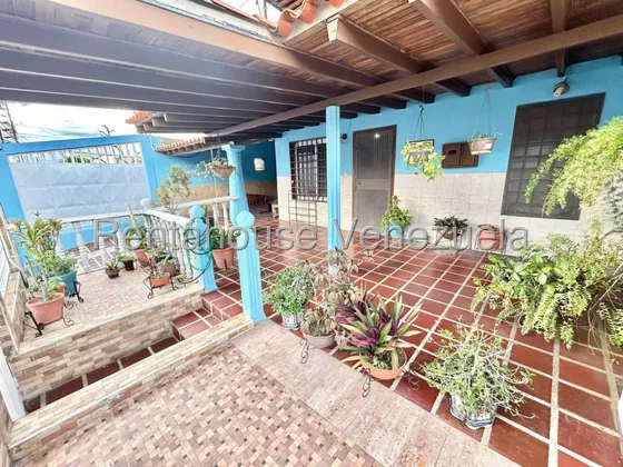 #*25-10208 Venta Encantadora Casa De Tres Niveles Ubica En La Urb Copacoa Cabudare, Lara. Adelaida Armeya