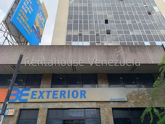 Oficina En Alquiler In Av. Bolivar Norte Sector Las Acacias, Edificio Exterior. Divisiones Internas En Mampostería, Consta De Recepción Amueblada. 25-7449