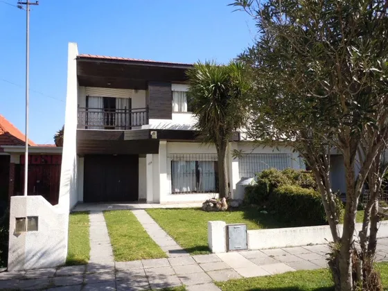 Excelente Dúplex Zona Punta Mogotes, A Solo 150 Metros De La Costa A La Altura Del Parador Waikiki En Excelente Entorno Y Gran Comodidad Cochera Cubierta Y Jardín.