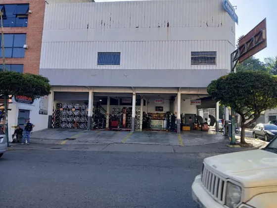 Amplio Local En Venta Los Chaguaramos/santa Monica