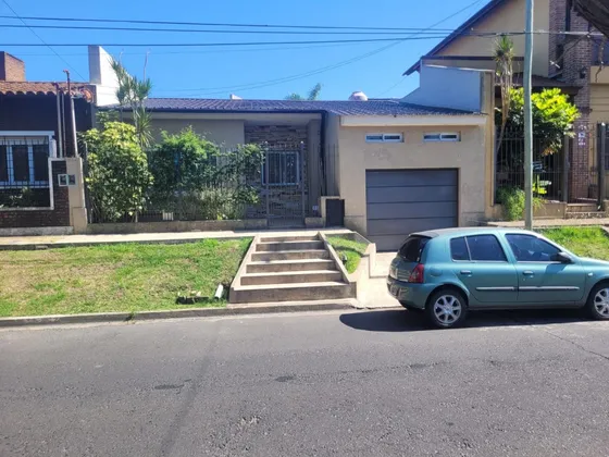 Casa 3 Ambientes Impecable ! Permuta 