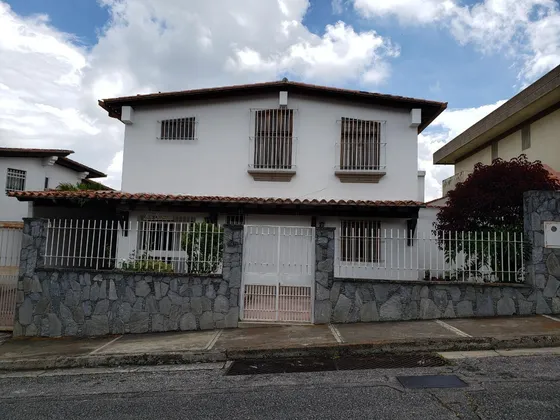 Los Naranjos Del Cafetal Urbanización Privada Con Cámaras Vigilancia Linda Vista Tanque 10.000lts Renovada 2 Cocinas 4habitaciones 5baños Puestos Oportunidad
