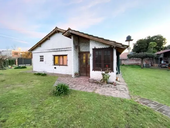Casa En Venta - 2 Dormitorios 1 Baño - Cochera - 825mts2 - Monte Grande