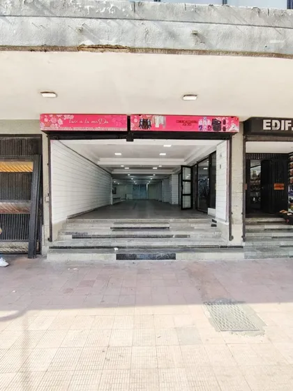 En Pleno Centro De Puerto La Cruz, Se Ofrece En Alquiler Un Local Comercial De 238mt2