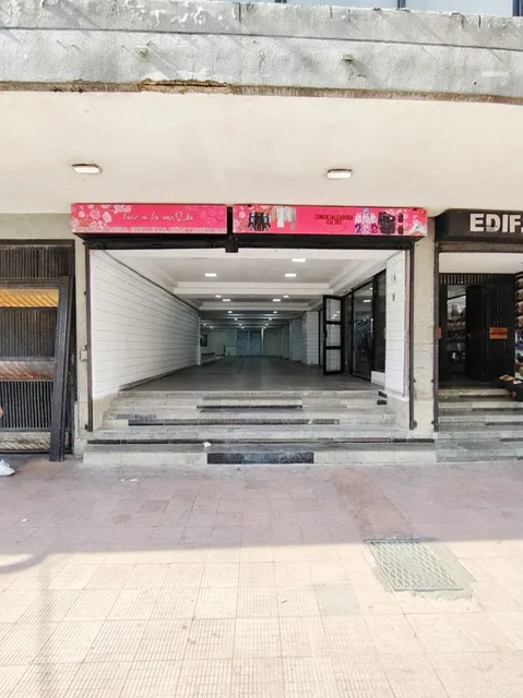 En Pleno Centro De Puerto La Cruz, Se Ofrece En Alquiler Un Local Comercial De 238mt2
