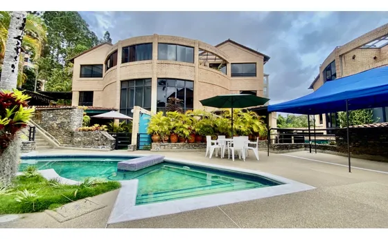 Vendo Town House 300m2 La Lagunita 2125