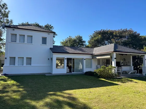 Venta. Funes. Kentucky Club De Campo. Casa 3 Dormitorios. Suite En P.b . Piscina. Galería. Excelente Ubicación