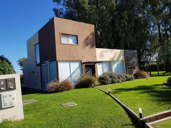 Casa En Alquiler - 3 Dormitorios 3 Baños - Cochera - 836mts2 - La Plata