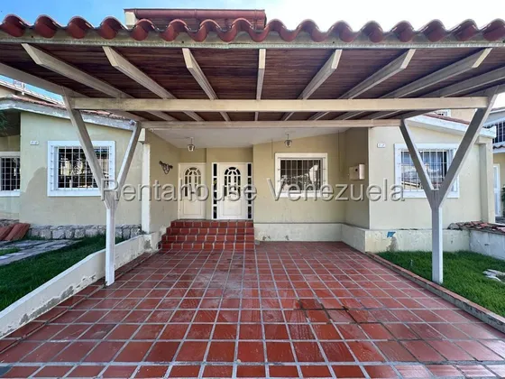 Sorangel Vargas Vende Hermosa Casa En Zona Estrategica Con Patio, Urbanismo Privado. Caminos De La Mendera Cabudare Mls #25-23952