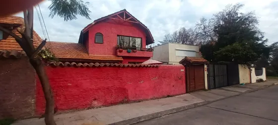 Casa Dos Pisos Muy Comoda
