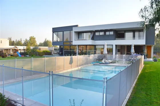 Casa En Arriendo De 4 Dorm. En Cond. Brisas De Chicureo