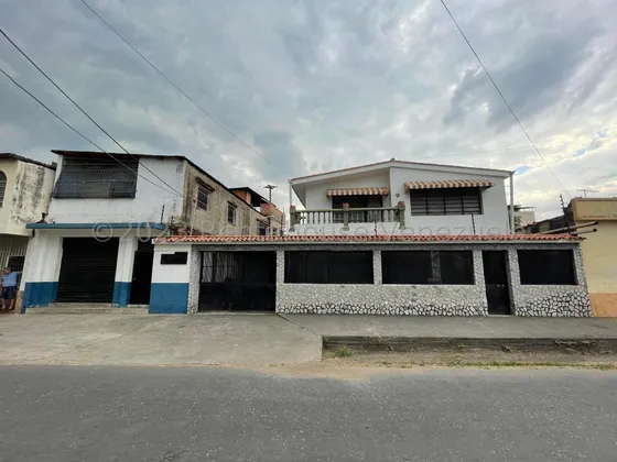 Casa Apartamento Y Local En Venta Todo En Uno Zona Centro Cagua Cuenta Con Agua Constante Seguridad Excelente Ubicación Nela 24-15097