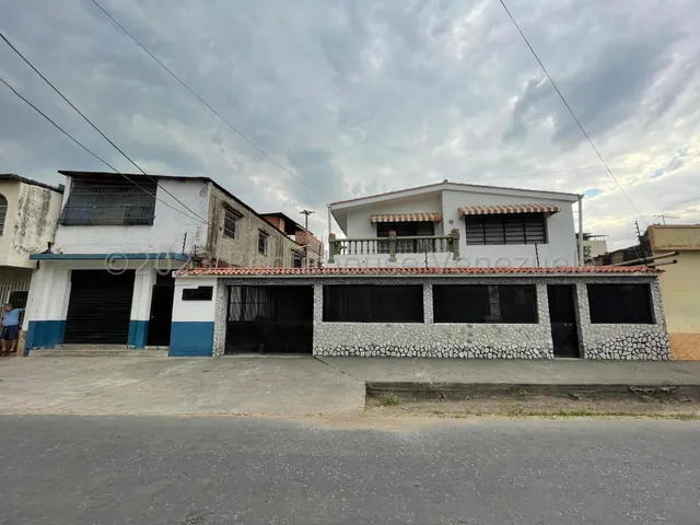 Casa Apartamento Y Local En Venta Todo En Uno Zona Centro Cagua Cuenta Con Agua Constante Seguridad Excelente Ubicación Nela 24-15097