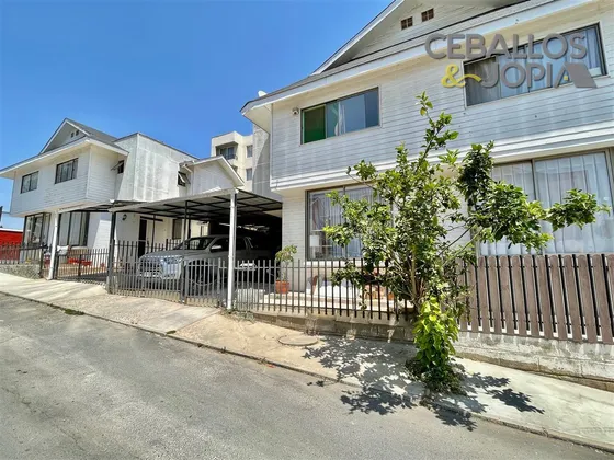 Casa En Venta De 4 Dorm. En Quilpué