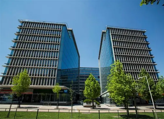 Arriendo Plaza San Damián / Av. Las Condes (of. 302 A)