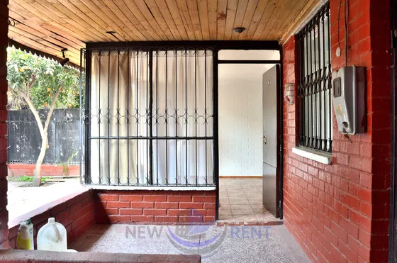 Arriendo Casa 3b-1b En Pasaje Cerrado. (100772)