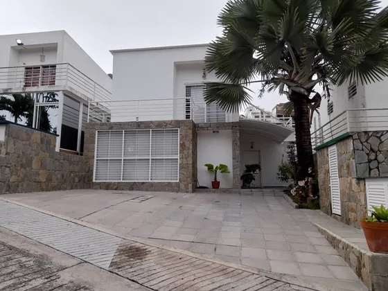 Casa Quinta De Diseño Moderno En Urbanización Parque El Retiro, San Antonio De Los Altos.