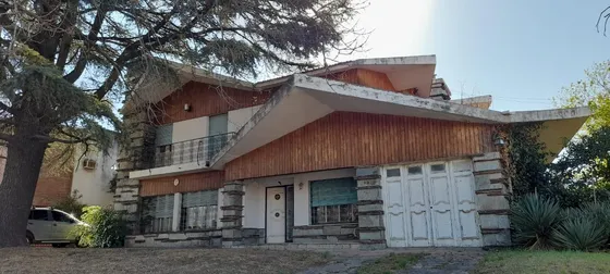 Casa En Venta 3 Dormitorios En El   Cerro De Las Rosas Con Gran Potencial 827 Mts Terreno