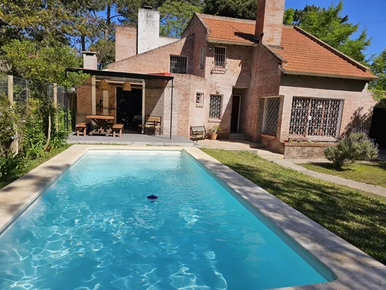Casa De Muy Buena Construcción, A 4 Cuadras De La Playa. En P 39 De Pinares, 5 Dormitorios, Desde Usd 160