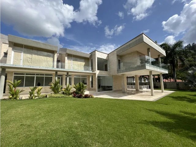 Se Vende Quinta De Lujo De 2900 Mts 5h/10b/12p  En Cerro Verde (jc)