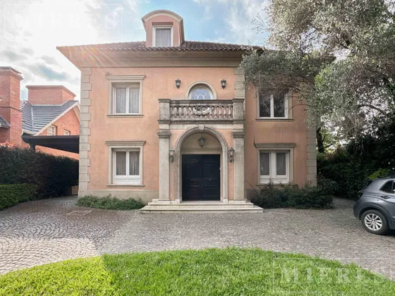 Casa En Venta Estilo  Villa Italiana  En Marina Del Sol, San Fernando.