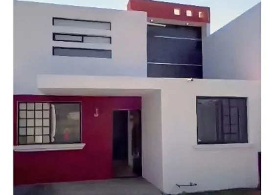 (v) Casa En Venta De Dos Pisos Con Terraza Y Muy Amplio Jardín Al Frente Con Cochera Para 3 Vehículos, Ubicada En Col. La Aurora.