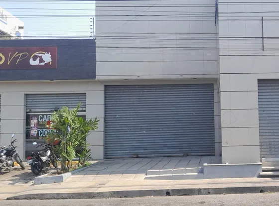Cesar Bullones Alquila  Gran Local Comercial A Pie De Calle, En Zona Centro, Lara 25-12416