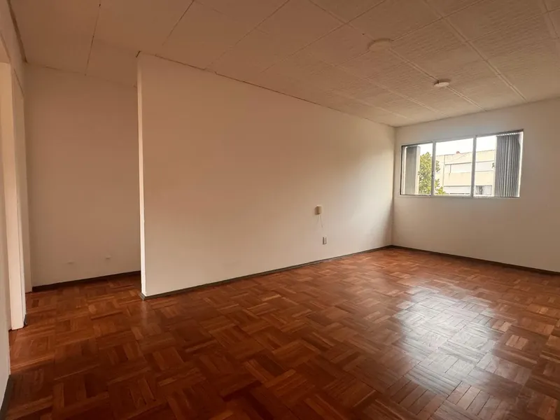 Cesión De Contrato Con Anda Apartamento Recientemente Reciclado, Tres Dormitorios Y Un Baño. Excelente Ubicación.